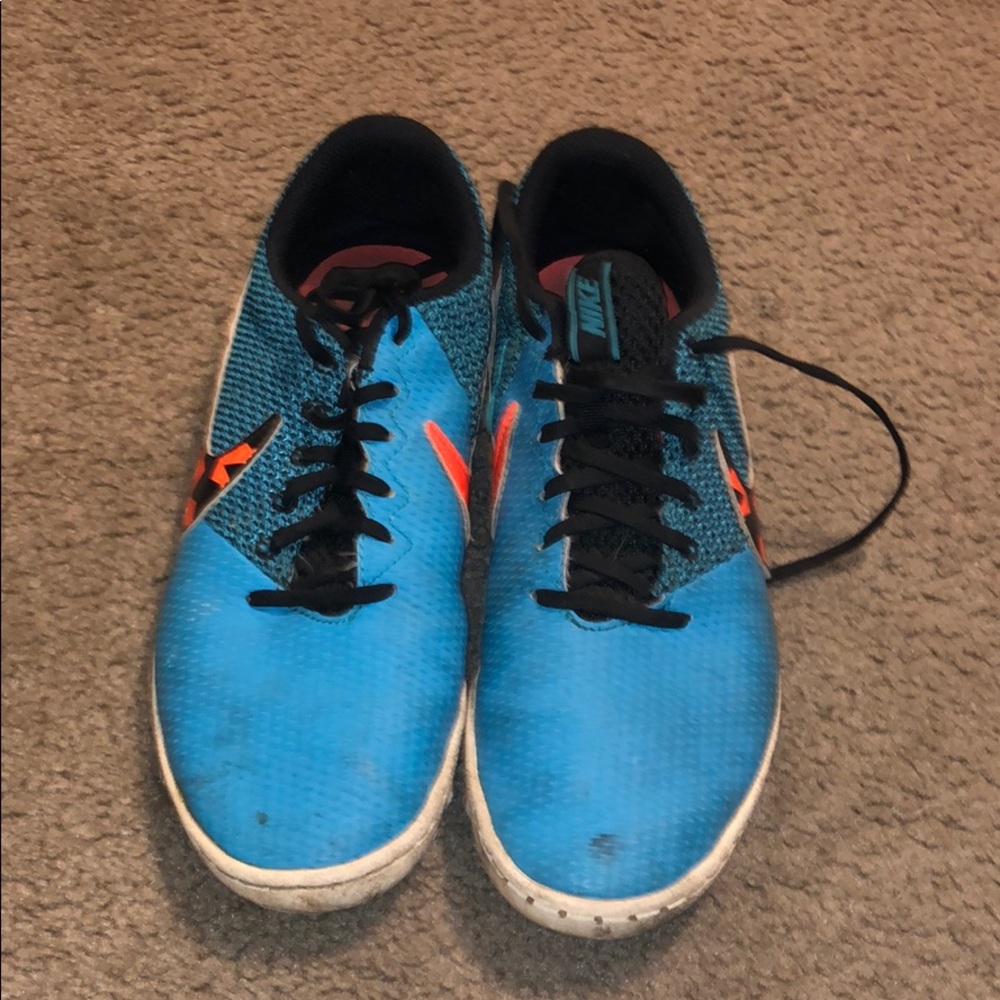 Indoor soccer shoes